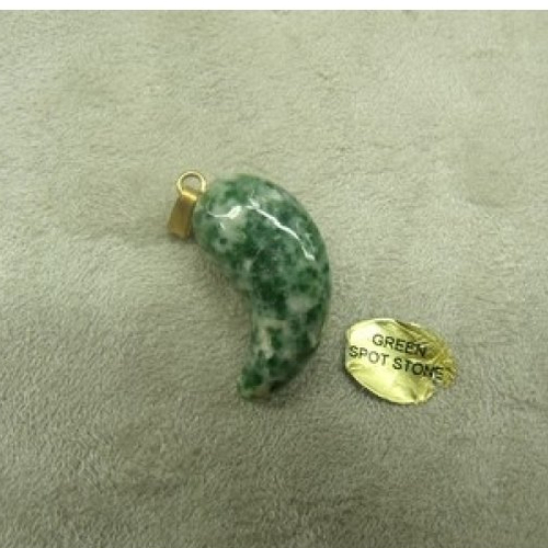 Pendentif motif corne- green spot stone,,hauteur: 2,5 cm / largeur: 1 cm / epaisseur: 1 cm