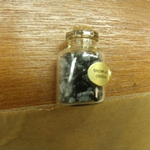 Flacon rempli de plusieurs petites pierres- snowflake obsidian ,hauteur: 3 cm / diametre: 2 cm