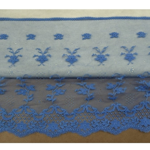 Dentelle de calais bleu,18 cm, tulle surbrodé , finement festonné  sur une bordure, de fabrication française