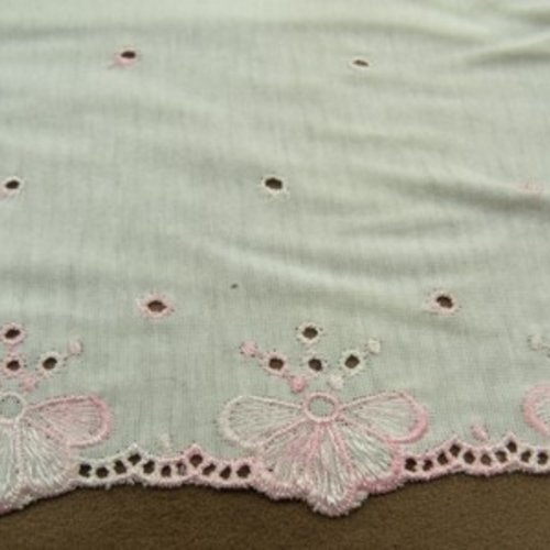 Dentelle brodée sur jersey de coton blanc & rose largeur 25 cm /hauteur de broderie: 4,5 cm