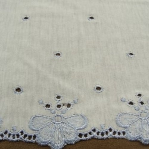 Dentelle brodée sur jersey coton blanc et bleu largeur 15 cm  / hauteur de broderie: 4,5 cm