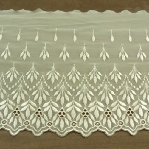 Dentelle de calais polyamide creme, brodée sur maille,18 cm, de fabrication française