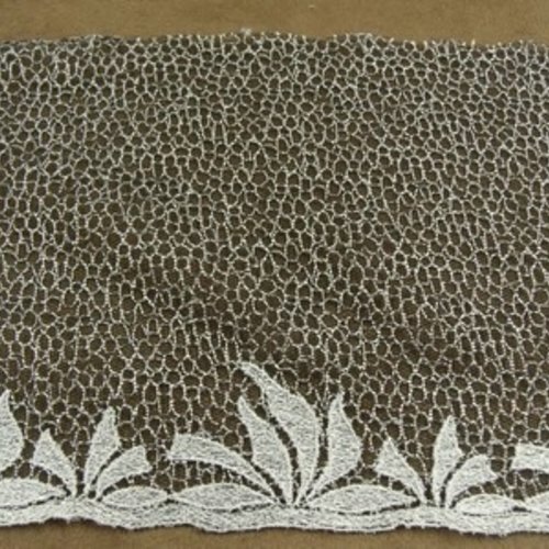Dentelle de calais noire brodée blanche 15 cm / hauteur de broderie 3 cm, de fabrication française