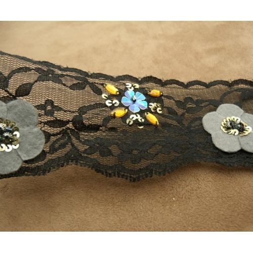 Dentelle de calais avec fleurs en 3d sur fond noir, garni de perles et strass, 6 cm