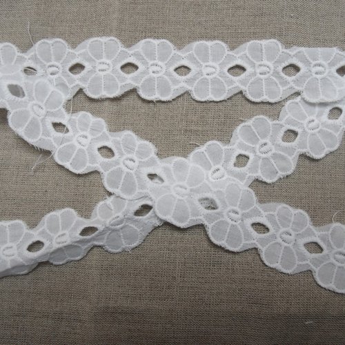 Broderie anglaise 100% coton blanche,3 cm