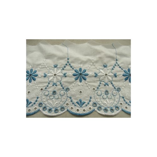 Broderie coton anglaise blanche ,15 cm,brodée bleu vif,