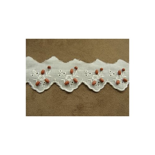 Broderie anglaise coton perle en bois 4,5 cm / hauteur de broderie:2,5 cm, sur fond blanc