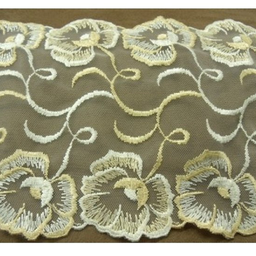 Broderie coton blanche,15 cm, sur fond beige clair