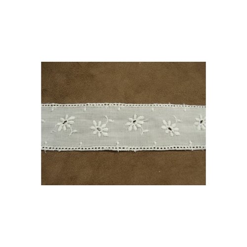 Broderie anglaise entre 2 blanche,3,8 cm