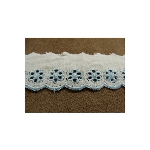 Broderie anglaise coton sur fond blanc , bleu 3 cm / hauteur de broderie:1.5 cm