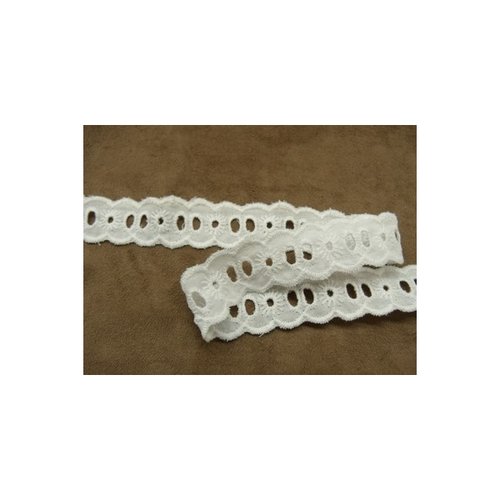 Broderie anglaise coton blanche,2 cm