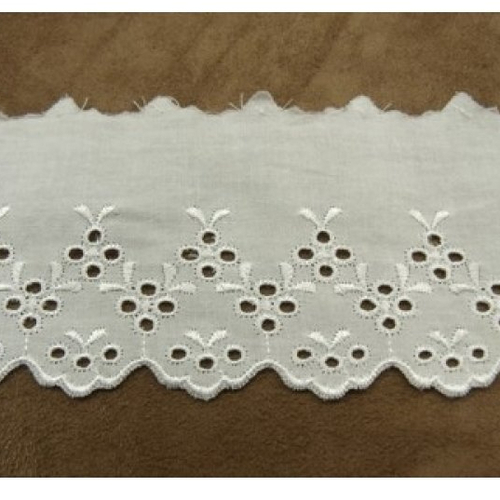 Broderie anglaise coton blanche  largeur  7 cm /hauteur de broderie 4,5 cm