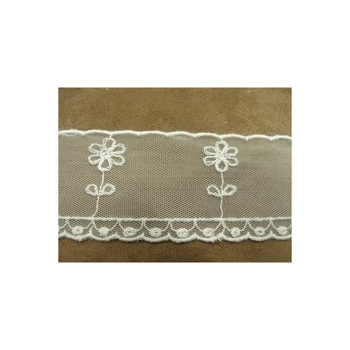 Broderie anglaise coton sur tulle blanche,5 cm
