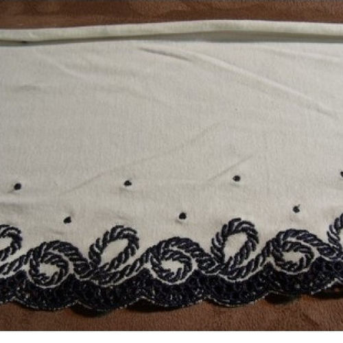 Broderie blanche sur jersey de coton,14 cm /hauteur de broderie 3,5 cm sur fond bleu