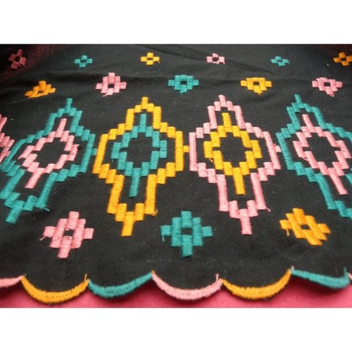 Broderie coton etnic multicolore sur fond noir, 20 cm