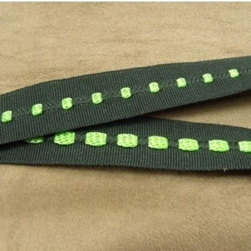 Ruban sangle vert sur fond noir , 2.5 cm, sangle entrelacée de fils coton couleur vert