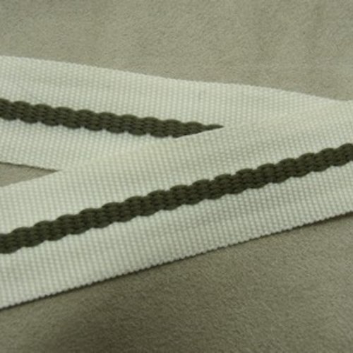 Sangle polyester, 2 cm, lanière vert kaki sur fond blanc