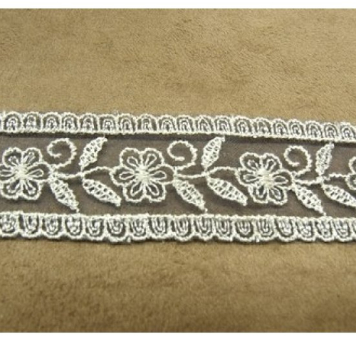Ruban brodé sur organza gris 28 mm