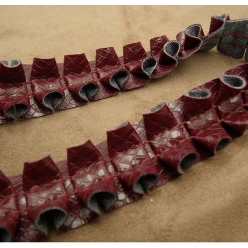 Ruban simili cuir/skai froncé bordeaux façon serpent, 25 mm