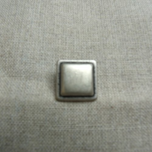 Bouton carré à queue métal argent strié ,15 mm,de belle qualité