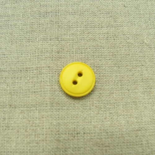 Bouton acrylique a 2 trous jaune , de belle qualité,15 mm