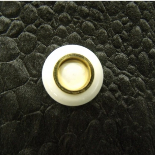Bouton acrylique crème et or , garnit métal,à queue,de belle qualité,18 mm