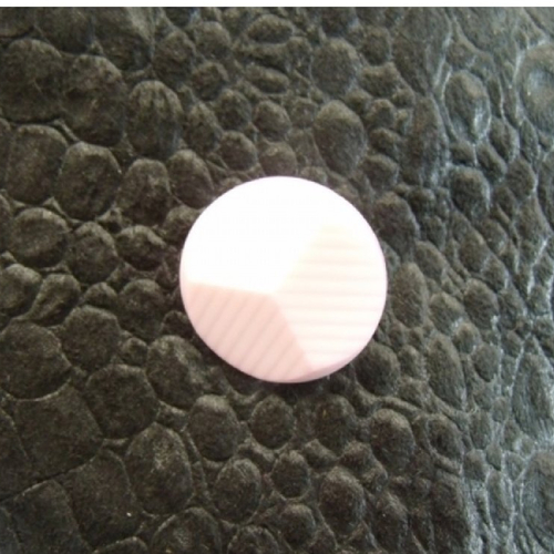 Bouton acrylique rose prisme , à queue, de belle qualité,20 mm