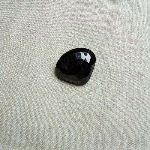 Bouton triangle acrylique à queue noir largeur 32mm sur longueur 28mm ,de belle qualité