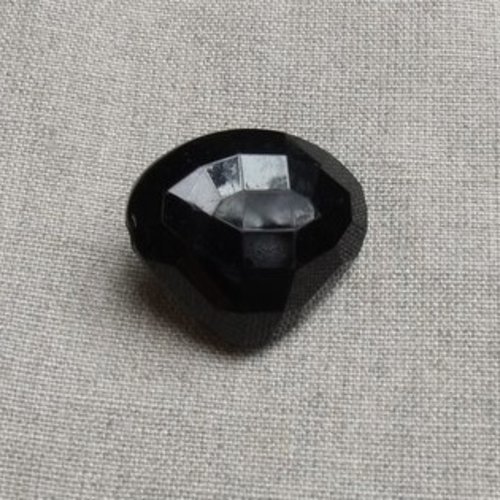 Bouton triangle acrylique à queue noir,largeur 32 mm sur longueur 22mm ,de belle qualité
