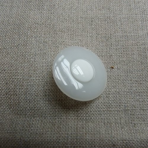 Bouton acrylique à queue blanc ,23 mm,de belle qualité