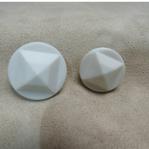 Bouton acrylique pyramide blanc ,de belle qualité,19 mm
