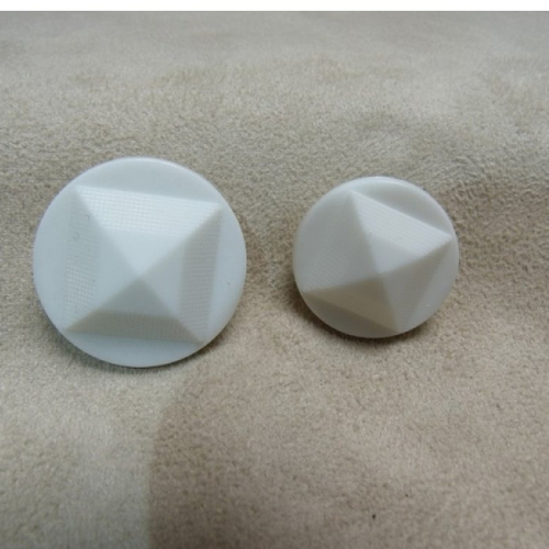 Bouton acrylique pyramide blanc ,de belle qualité,24 mm