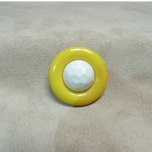 Bouton acrylique bicolore jaune & blanc ,de belle qualité,18 mm