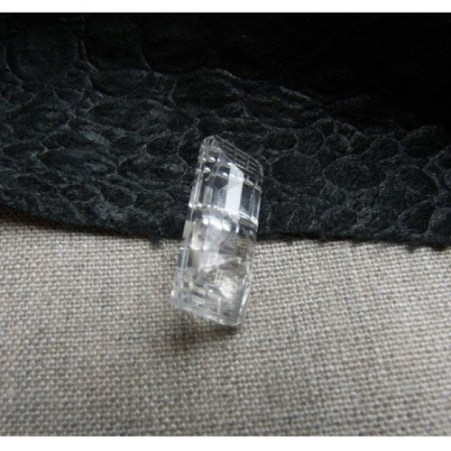 Bouton acrylique à queue bûchette transparent ,largeur 22mm sur hauteur 9mm,de belle qualité