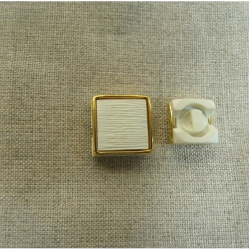 Bouton acrylique carré crème et or , à queue, garnit métal, de belle qualité,12 mm