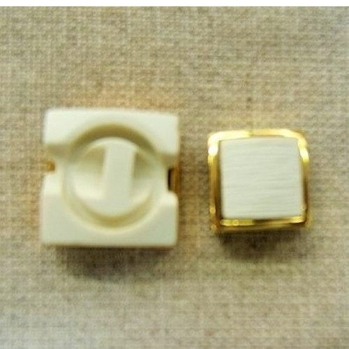 Bouton acrylique carré crème et or , à queue, garnit métal, de belle qualité,16 mm