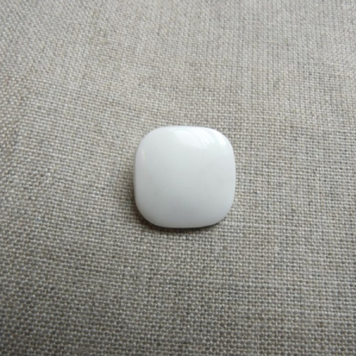 Bouton carré acrylique à queue blanc ,17 mm,de belle qualité