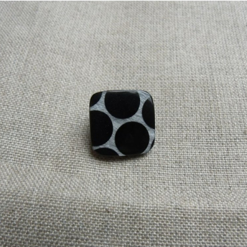 Bouton acrylique carré noir et gris , à queue,de belle qualité