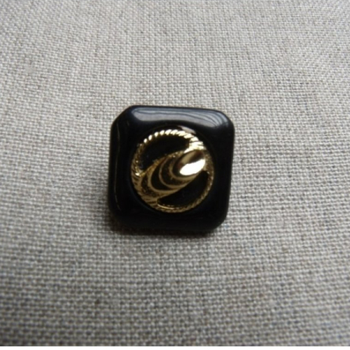 Bouton carré acrylique garnit métal noir et or ,de belle qualité,17 mm