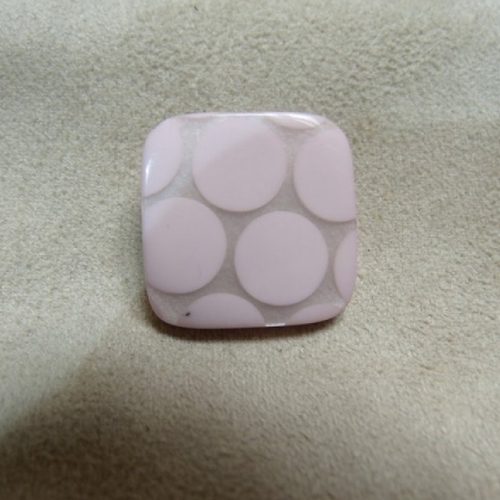 Bouton carre acrylique rose pale ,20 mm,de belle qualité