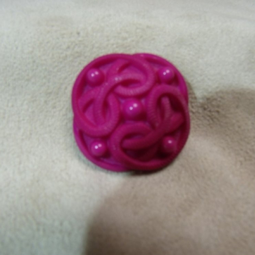 Bouton acrylique effet passementerie rose fuschia,de belle qualité,25 mm