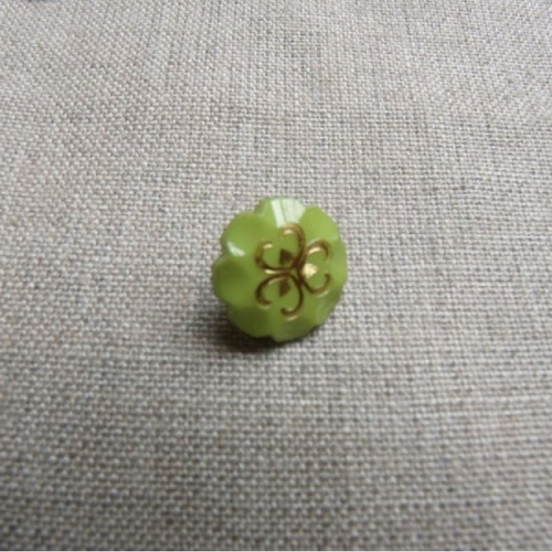 Bouton acrylique à queue motif fleur vert anis et or ,13 mm,de belle qualité