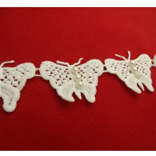 Joli papillon blanc, avec perles nacrées ,hauteur 40 mm/ largeur 50 mm de fabrication française