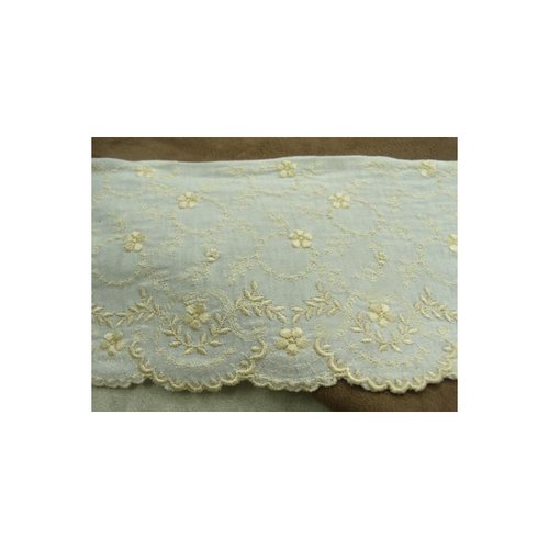 Broderie beige sur jersey de coton blanche ,13 cm