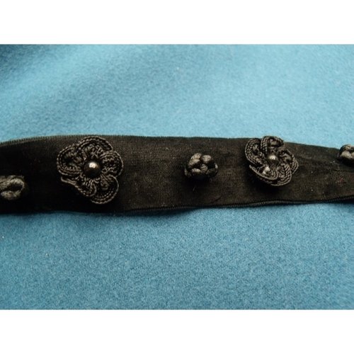 Ruban velours noir motif fleur relief ,25mm