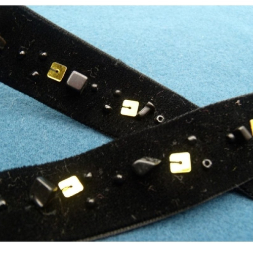 Ruban velours perlé noir et sequin carré or sur fond noir, 25 mm