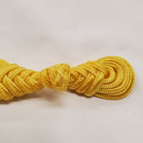 Bouton brandebourg jaune /doré taille: longueur 8 cm sur largeur  de 2,3 cm