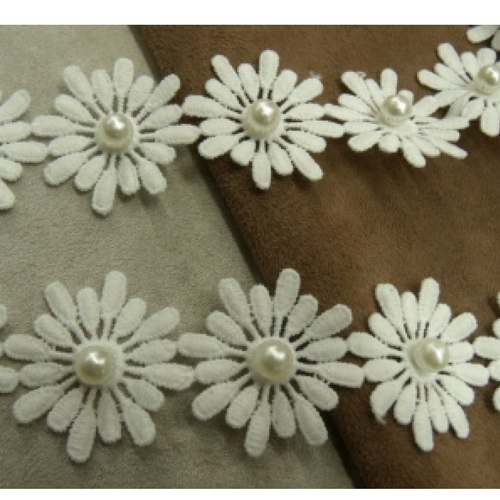 Ruban pâquerette, perle centrale blanche, fleur brodées, 3,5 cm