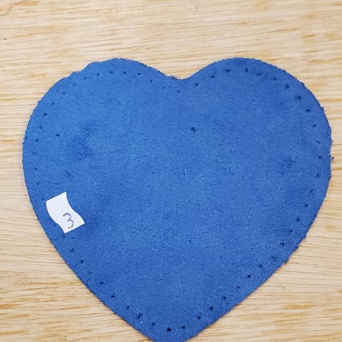 Nouvelle petite coudiere simili daim bleu roi , motif coeur largeur 10 cm /hauteur 10 cm