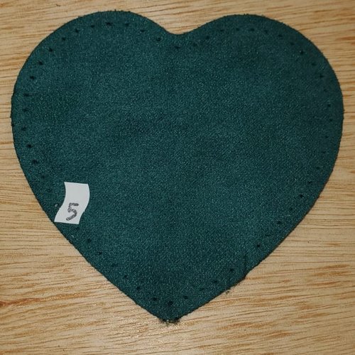 Nouvelle petite coudiere simili daim vert ,motif coeur largeur 10 cm /hauteur 10 cm